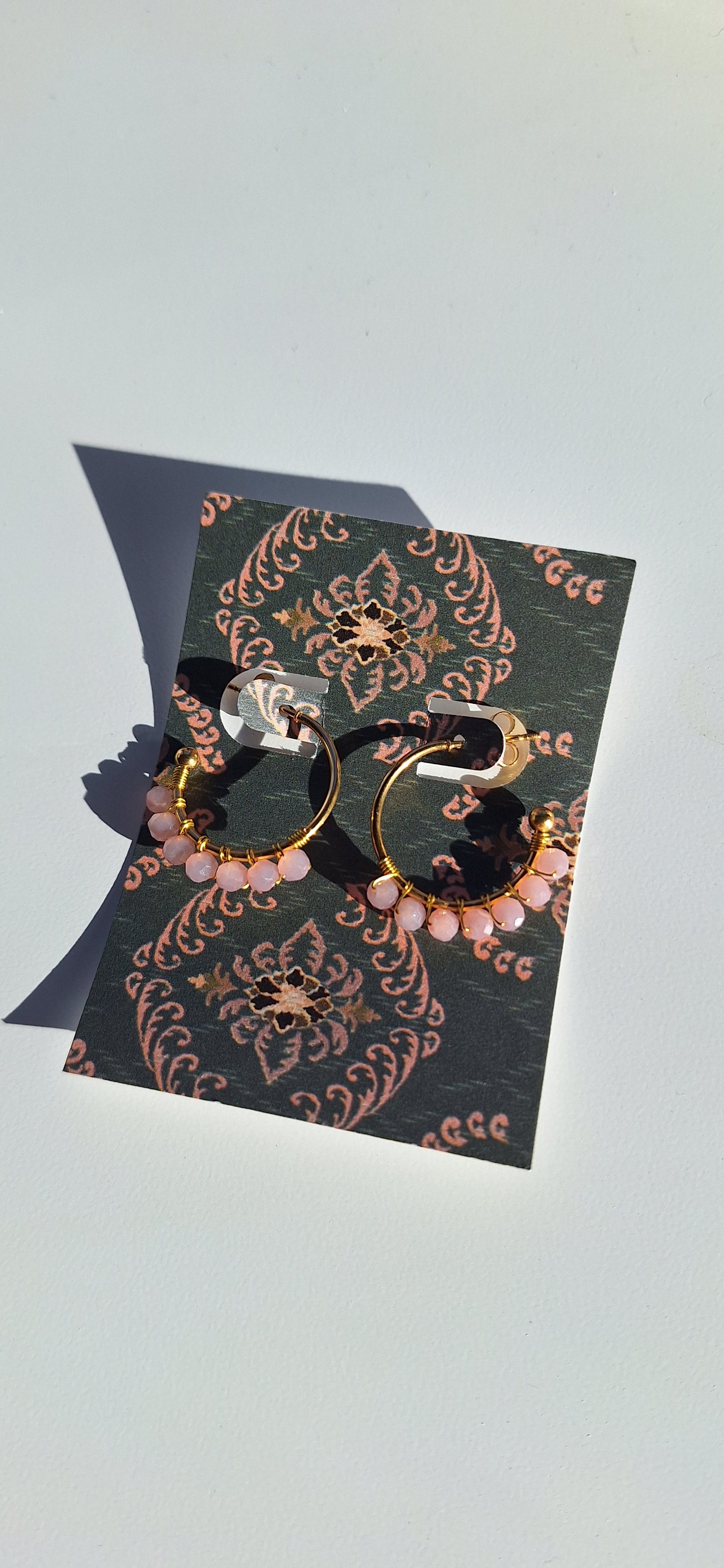 Boucles fantaisie - petites demi-créoles rose clair