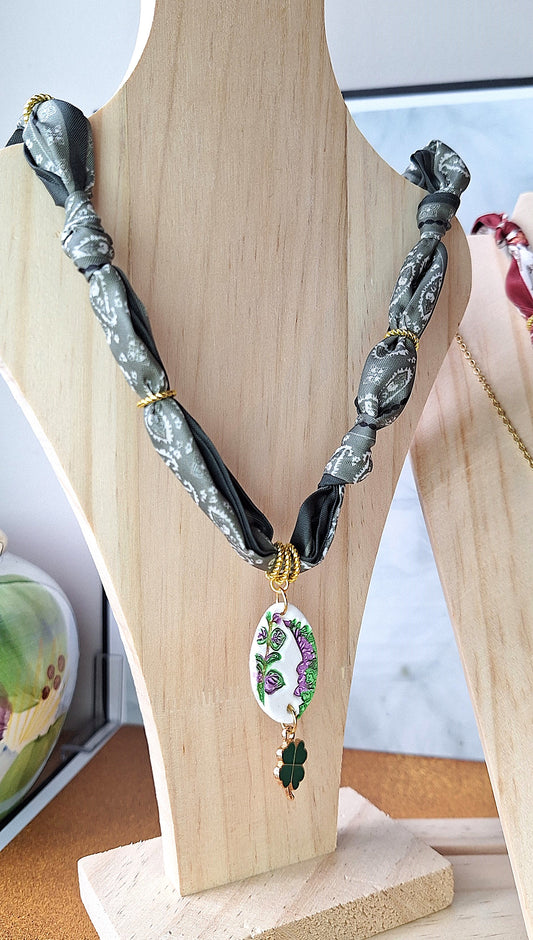 Collier foulard kaki