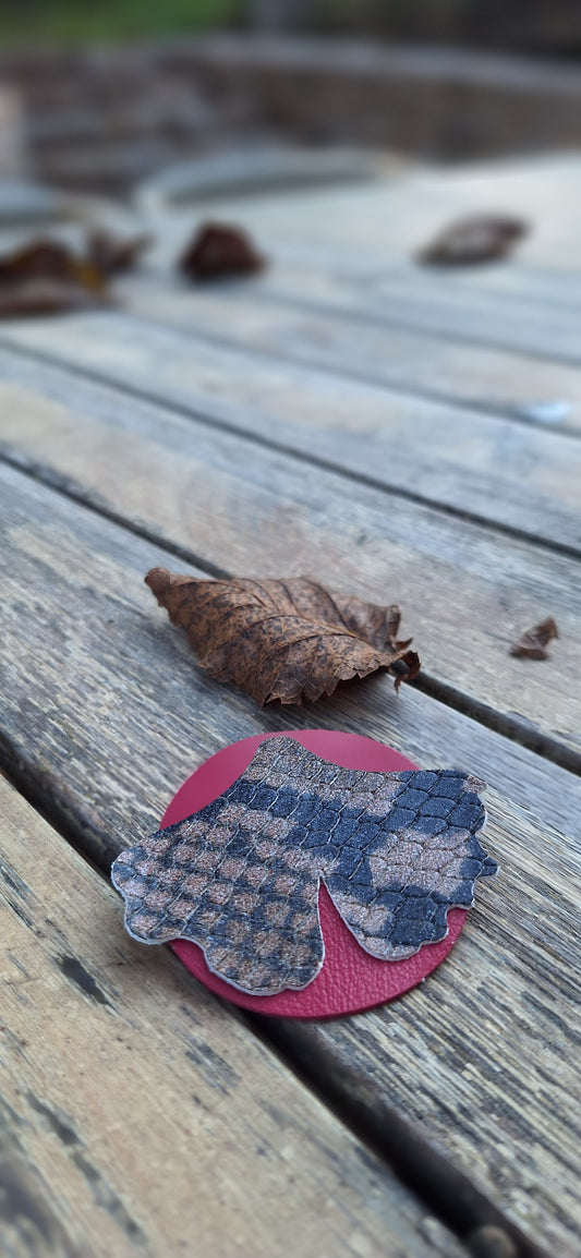 Broche Gingko - serpent & rouge foncé