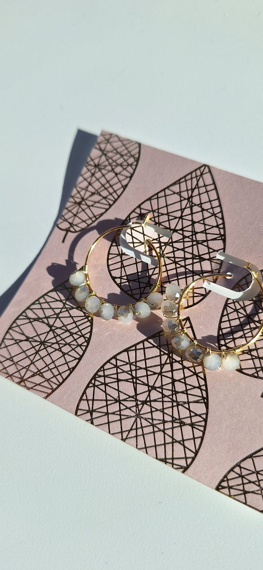 Boucles fantaisie - petites créoles blanc & gris